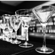NO DIA MUNDIAL DO COQUETEL, CONHEÇA SEIS TIPOS DE TAÇAS E SUAS BEBIDAS IDEAIS